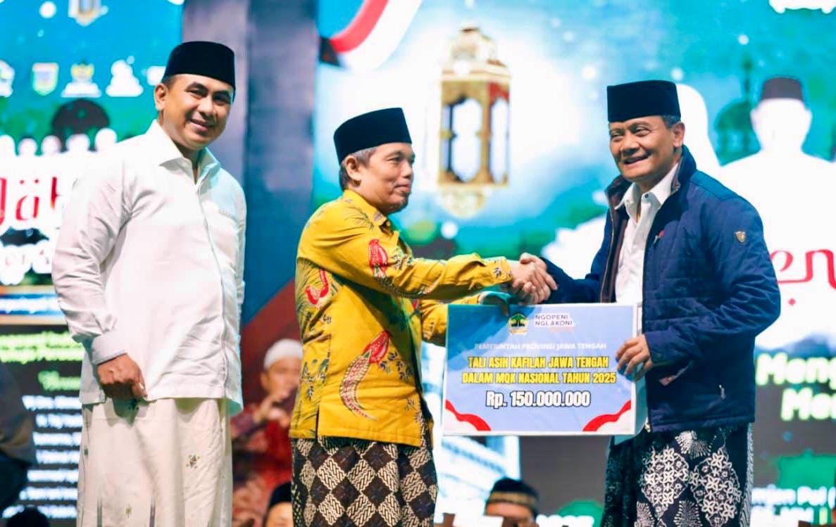 Gubernur Ahmad Luthfi dan Wagub Taj Yasin dalam acara Hari Santri Nasional 2025 beberapa waktu lalu.