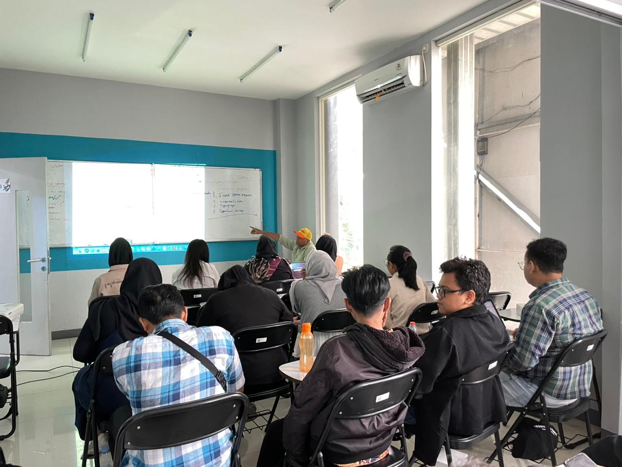 Peserta Pelatihan Artificial Intelligence (AI) 2025 Disporapar Kota Magelang antusias mengikuti materi penerapan AI untuk kreativitas digital.