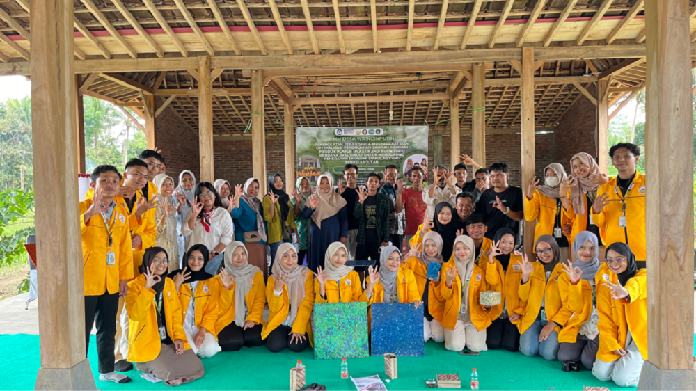 Tim dosen dan mahasiswa Universitas Tidar (UNTIDAR) berkolaborasi dengan TPS-3R Merti Bumi Wringinputih menggelar program pengabdian masyarakat optimalisasi pengolahan sampah menjadi produk PLAFUR.