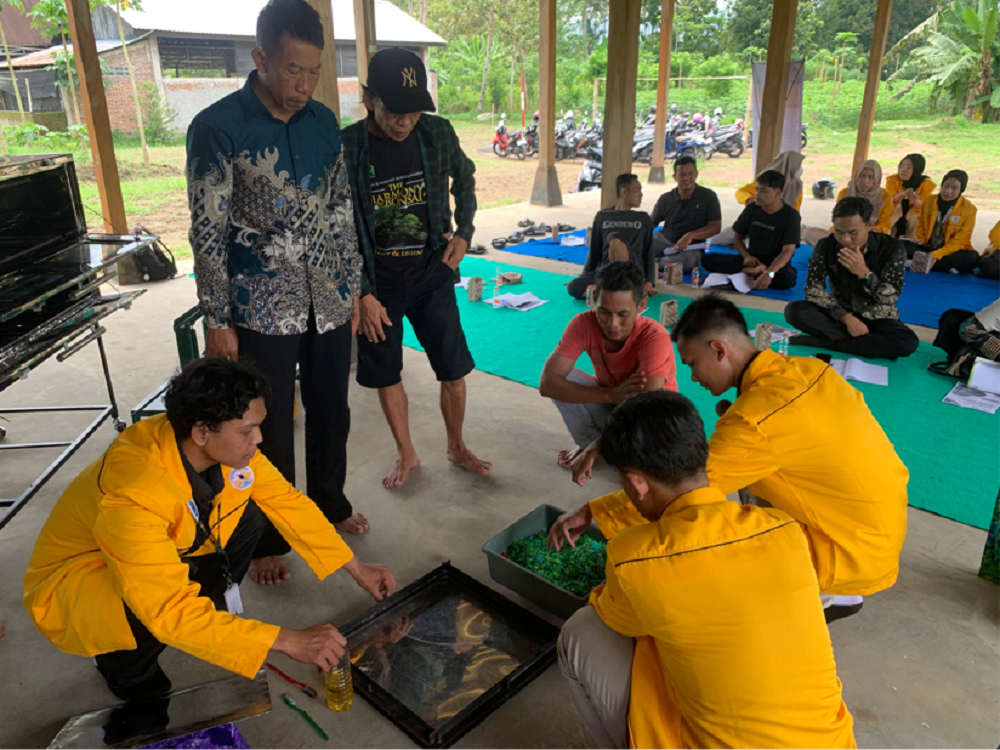 Praktik pengolahan sampah menjadi produk PLAFUR (Plastik Jadi Furnitur) Berdaya Jual Tinggi untuk Mendukung Penerapan Ekonomi Sirkular yang Berkelanjutan, Minggu (2/11/2025).