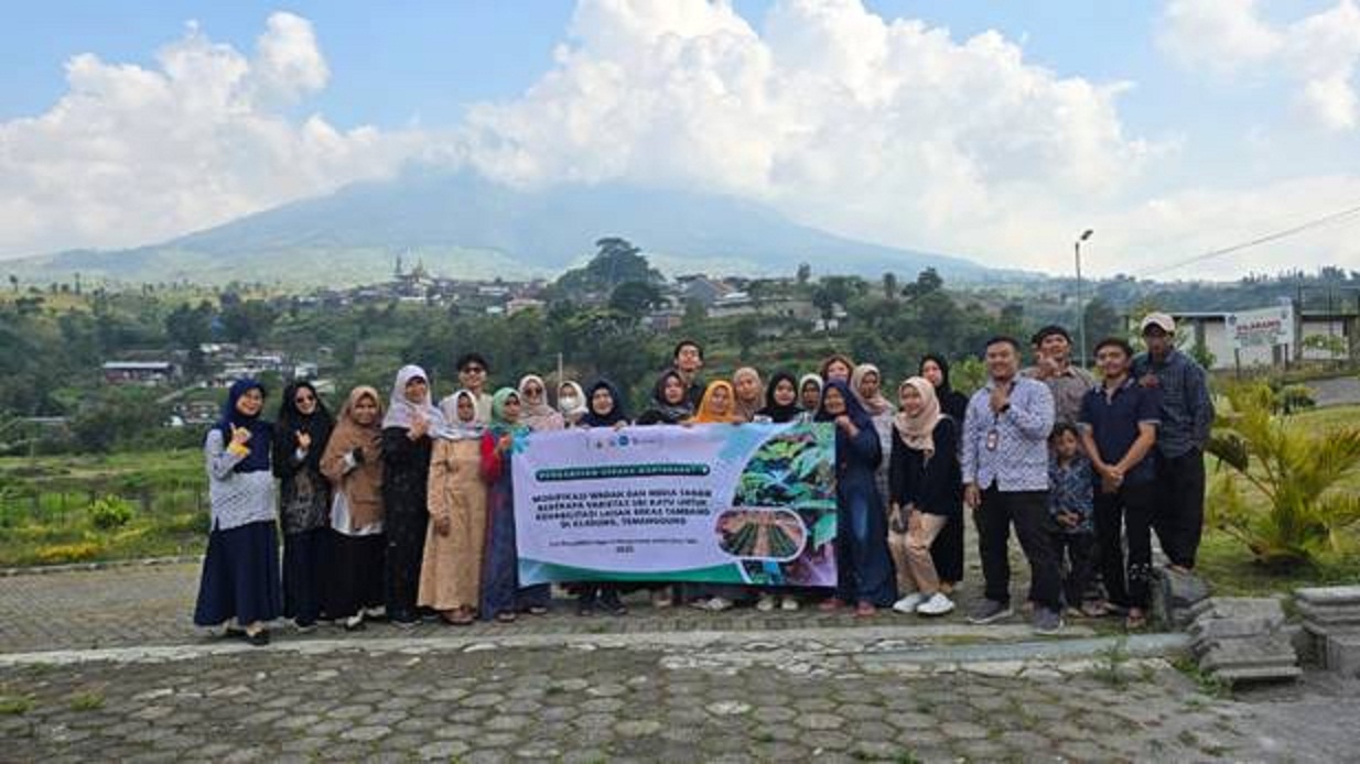 Tim Fakultas Pertanian Untidar kegiatan pengabdian masyarakat di Kledung Research Park, Temanggung, 10 Oktober 2025.
