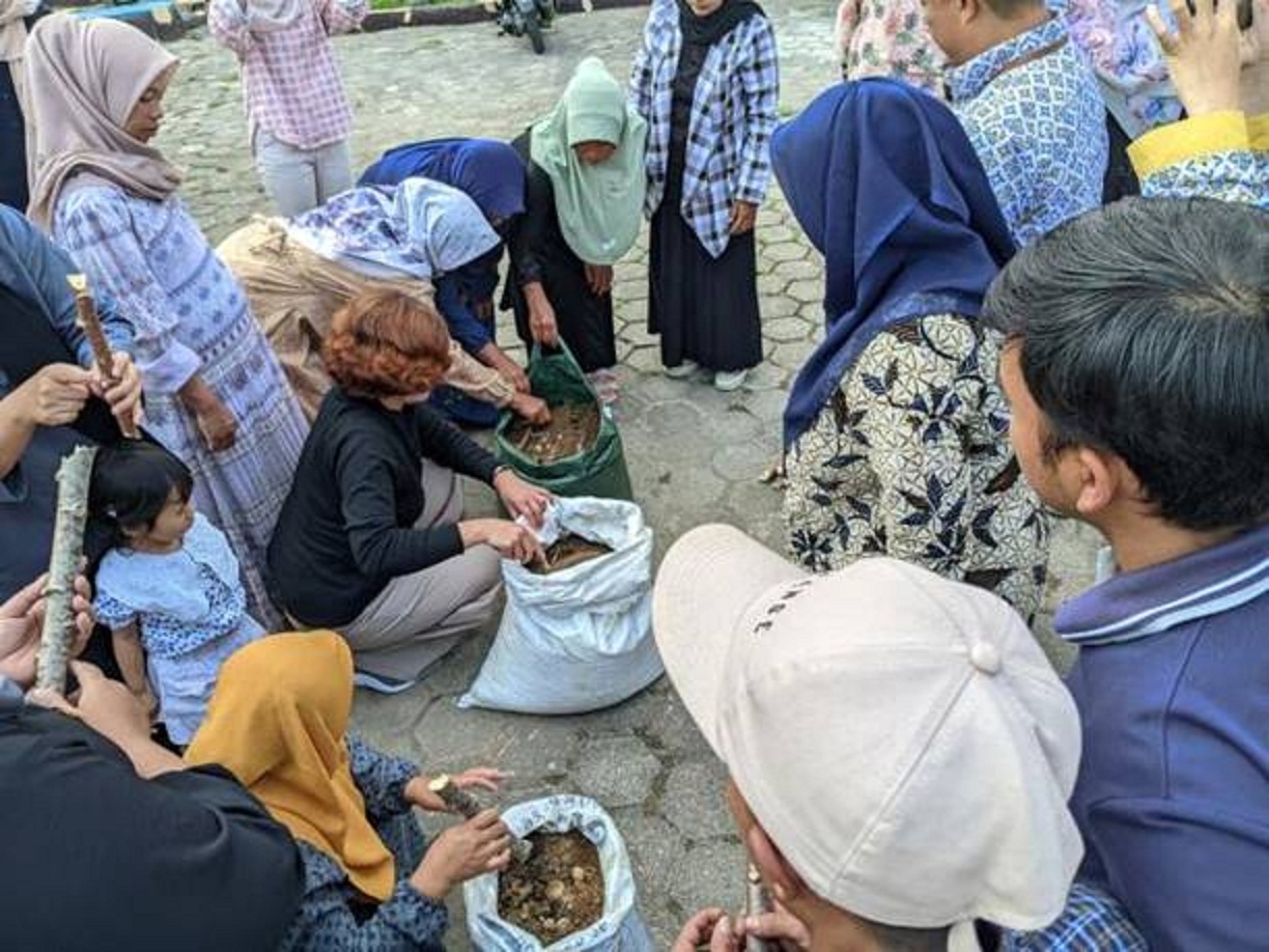 Masyarakat setempat dilatih praktik lapangan membuat wadah dan media tanam untuk ubi kayu di lahan bekas tambang.