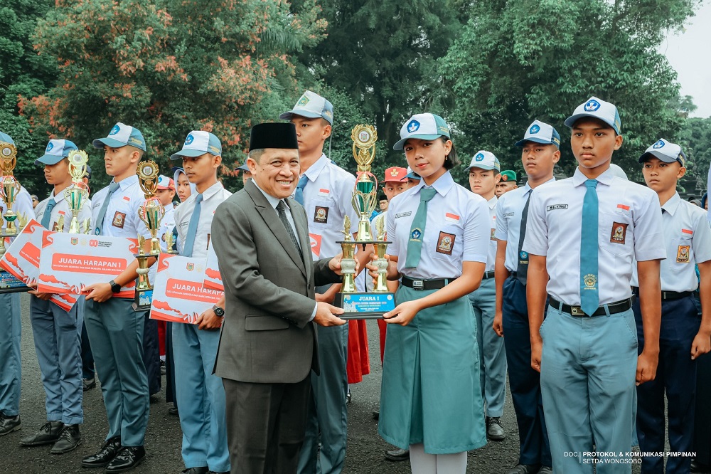 Bupati Wonosobo Afif Nurhidayat menyerahkan piala kepada siswa SMA di sela upacara Hari Sumpah Pemuda ke-97.