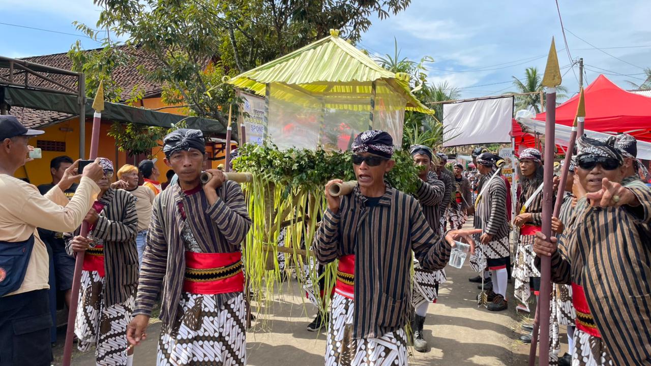Kirab dan grebeg bibit di Festival Kebonkliwon IV diikuti oleh ratusan warga lokal di Dusun Kebonkliwon, Salaman, Kabupaten Magelang