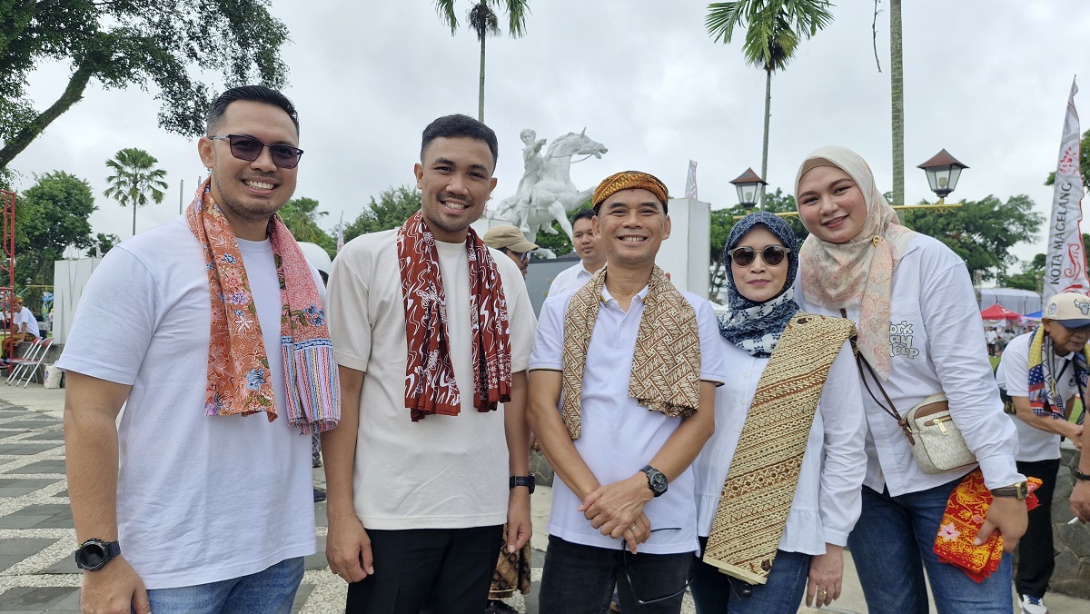 Ketua DPRD Kota Magelang Evin Septa Haryanto Kamil (dua dari kiri) mengenakan selendang batik.