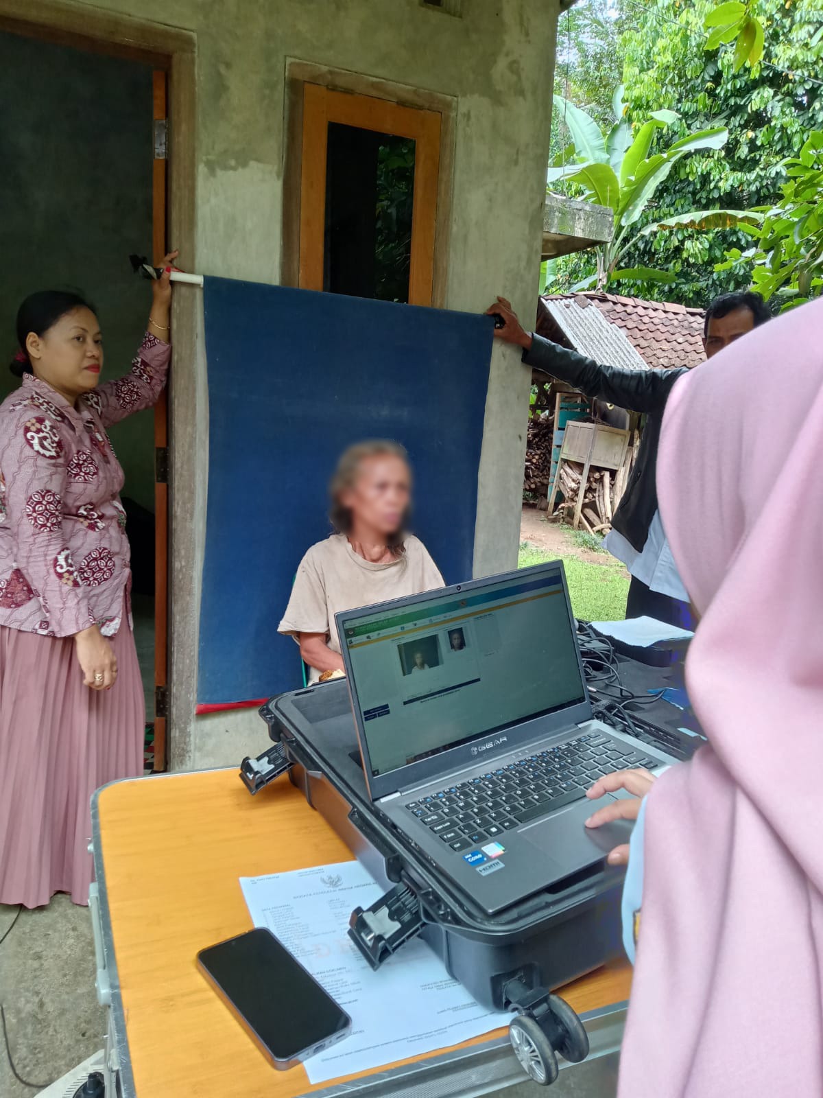 Tim Paten dari Kecamatan Kepil melayani perekaman KTP elektronik bagi warga ODGJ di Desa Jangkrikan, Rabu (5/11/2025).