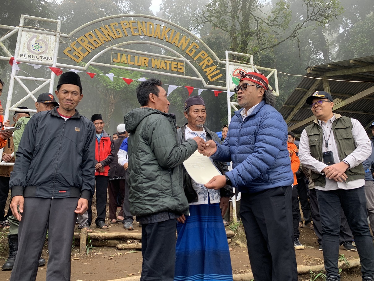Bupati Temanggung Agus Setyawan menyerahkan sertifikat tanah kepada warga Wates, Wonoboyo, setelah permasalahan sengketa tuntas, Rabu (5/11/2025).