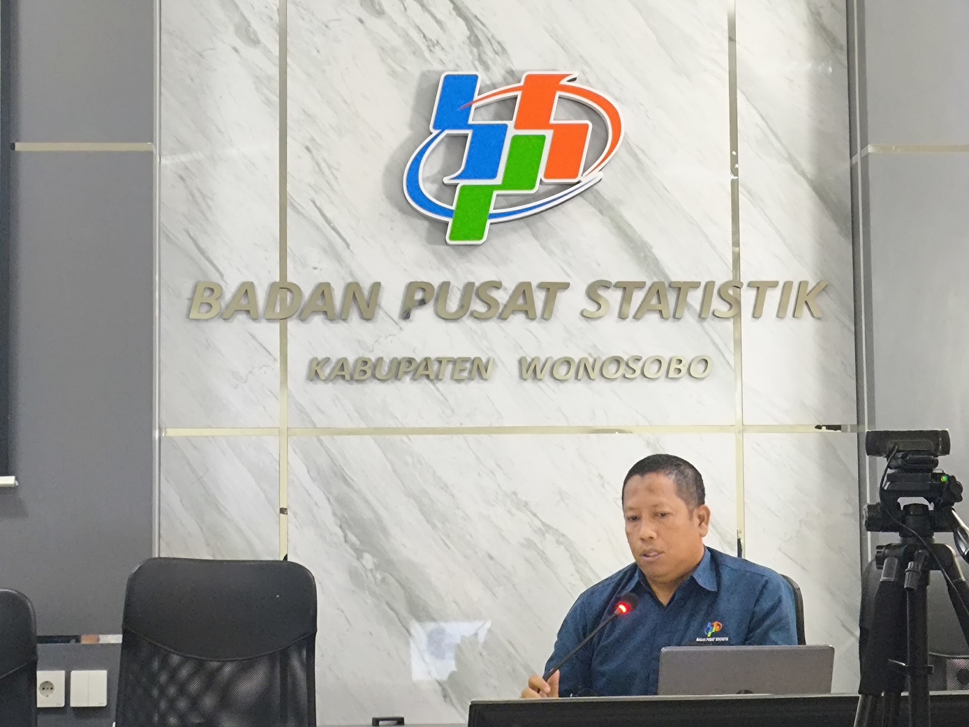 Kepala BPS Kabupaten Wonosobo Mustaqim usai menggelar live data inflasi bulan Oktober 2025 di kantornya.