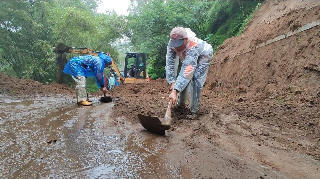 Tim relawan melakukan pembersihan material longsor di Dusun Kekoan, Desa Pogalan, Kecamatan Pakis, Kabupaten Magelang pada Rabu (5/11).