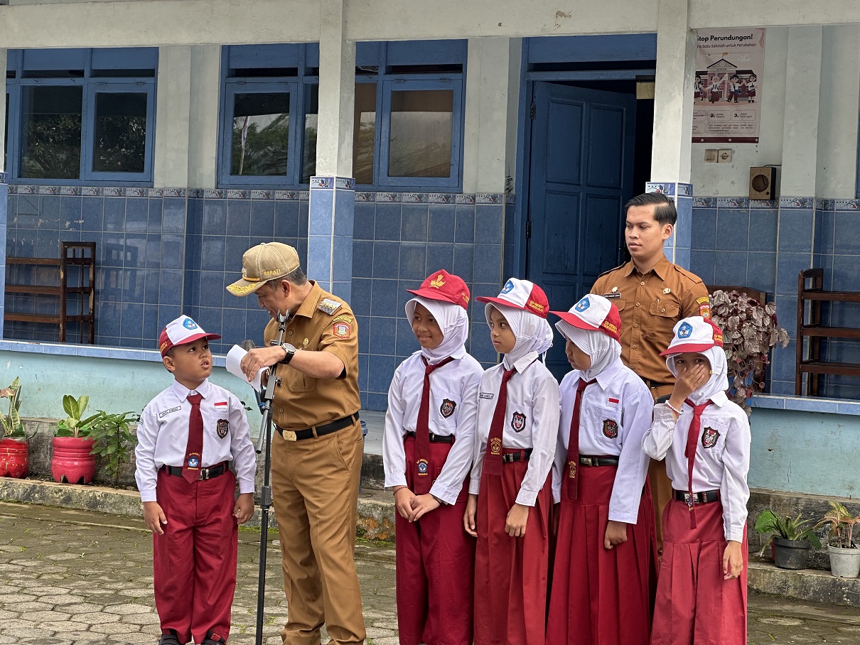 Bupati Wonosobo Afif Nurhidayat ketika berdialog dengan siswa SDN 1 Sukoharjo dalam program Safari Sekolah Ramah Anak, Senin (3/10/2025).