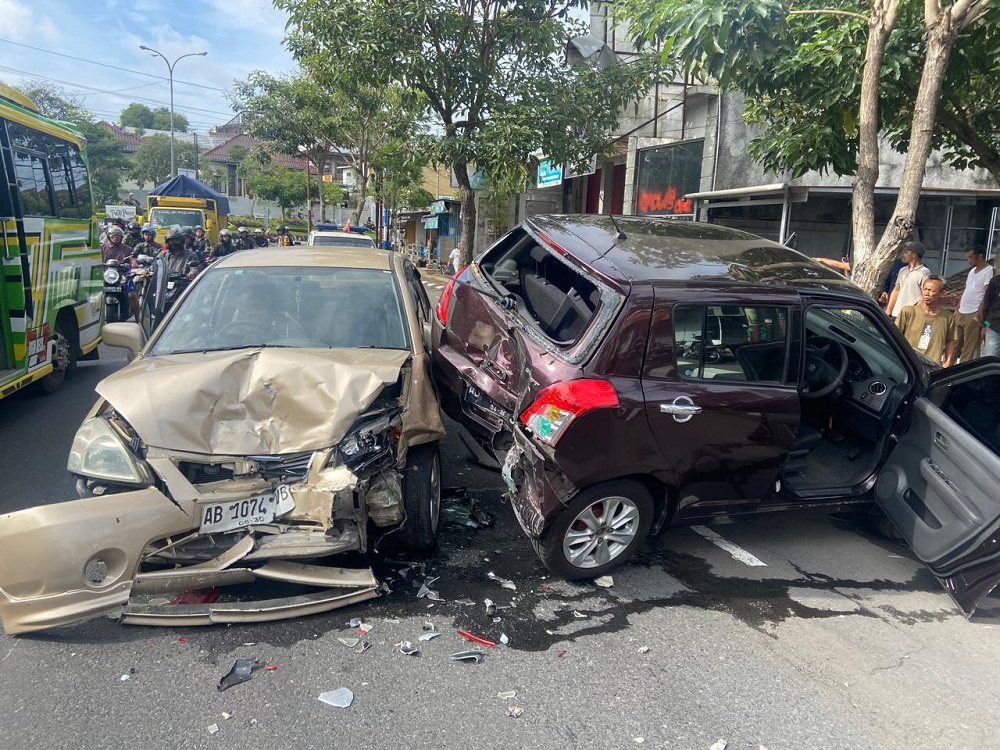 Kecelakaan antara mobil Suzuki Baleno dan Suzuki Swift di &lrm;Jalan Pahlawan, depan pelopor bakso Aci Kota Magelang, Kamis (6/11/2025).