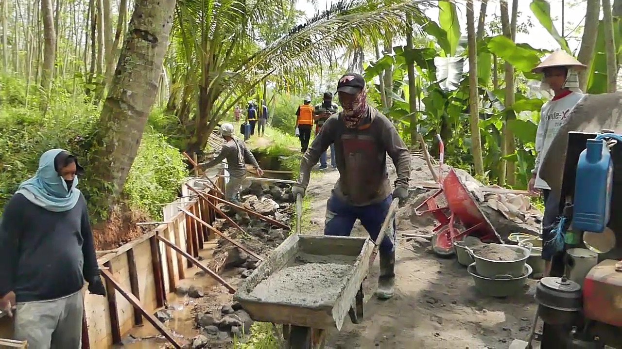 Kegiatan pembangunan saluran irigasi di wilayah Kabupaten Temanggung.