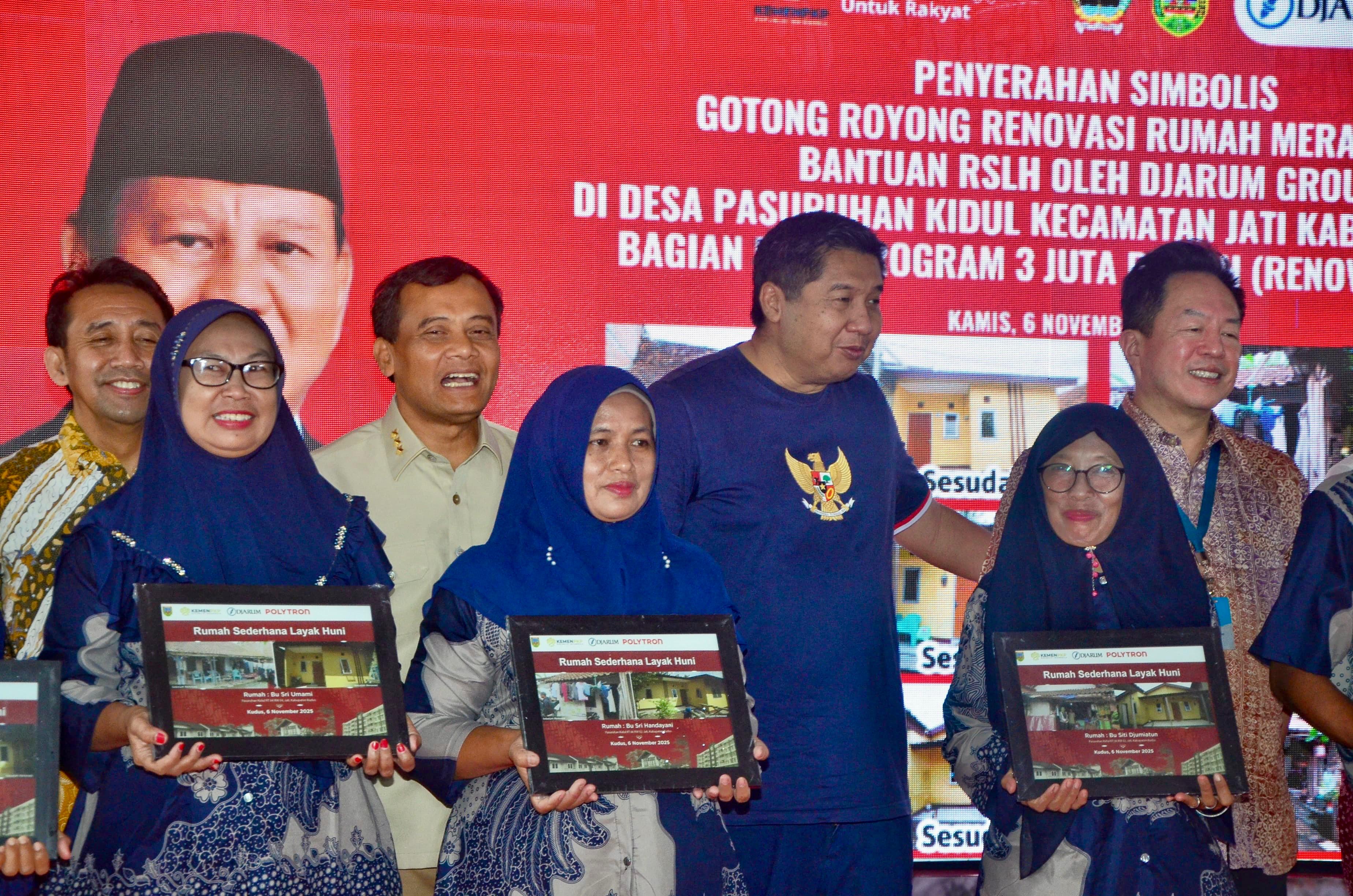 Gubernur Ahmad Luthfi bersama Menteri Perumahan dan Kawasan Permukiman Maruarar  Sirait dan PT Djarum menyerahkan bantuan CSR perumahan di Jati, Kudus, Kamis (6/11/2025).