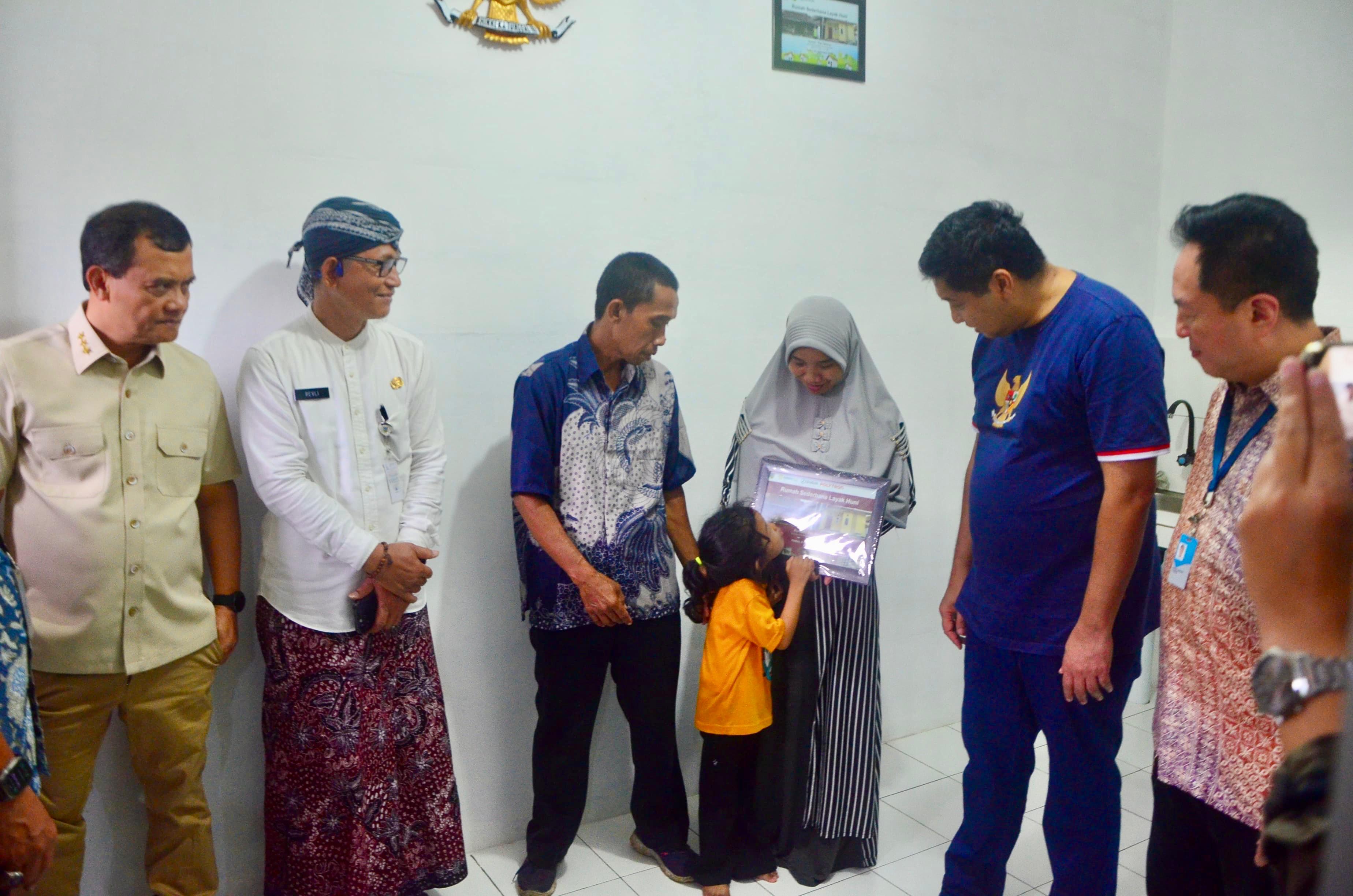 Warga Jati Kudus gembira mendapatkan bantuan perumahan CSR PT Djarum. Menteri PKP Maruarar Sirait, Gubernur Ahmad Luthfi dan Victor Hartono mengunjungi rumah  yang telah direhab, Kamis  (7/11/2025).
