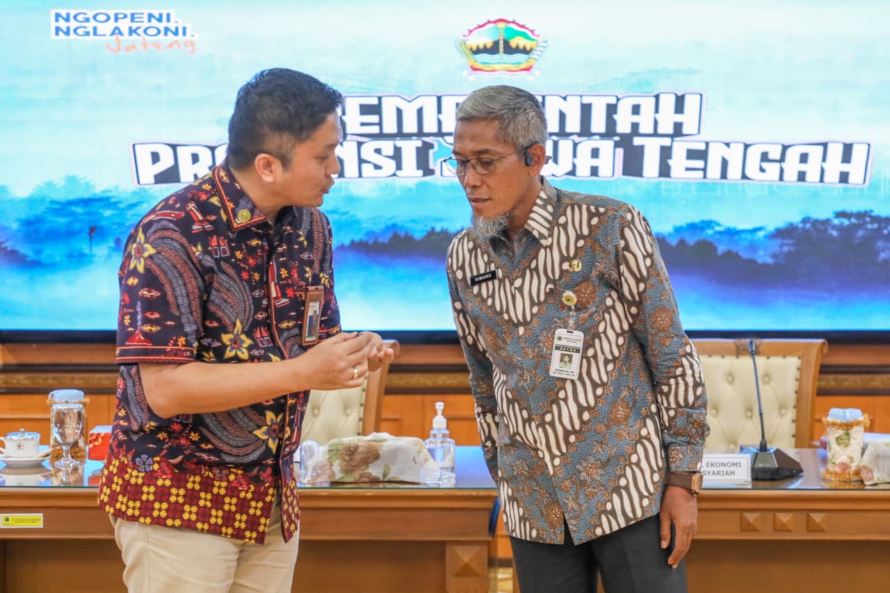 Sekda Provinsi Jateng Sumarno (kanan) bersama Direktur Infrastruktur Ekosistem Syariah Komite Nasional Ekonomi dan Keuangan Syariah, Sutan Emir Hidayat di kompleks kantor gubernur, Kamis (6/11/2025).