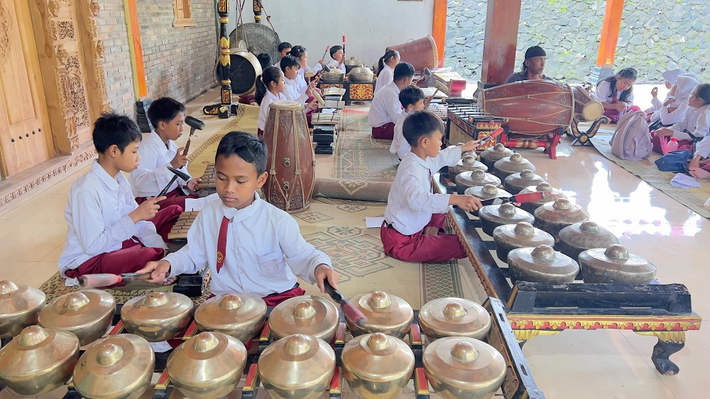 Siswa SD Negeri Keningar 2 Kabupaten Magelang berlatih seni karawitan di Pendopo Ngentak, Desa Sumber, Kecamatan Dukun.