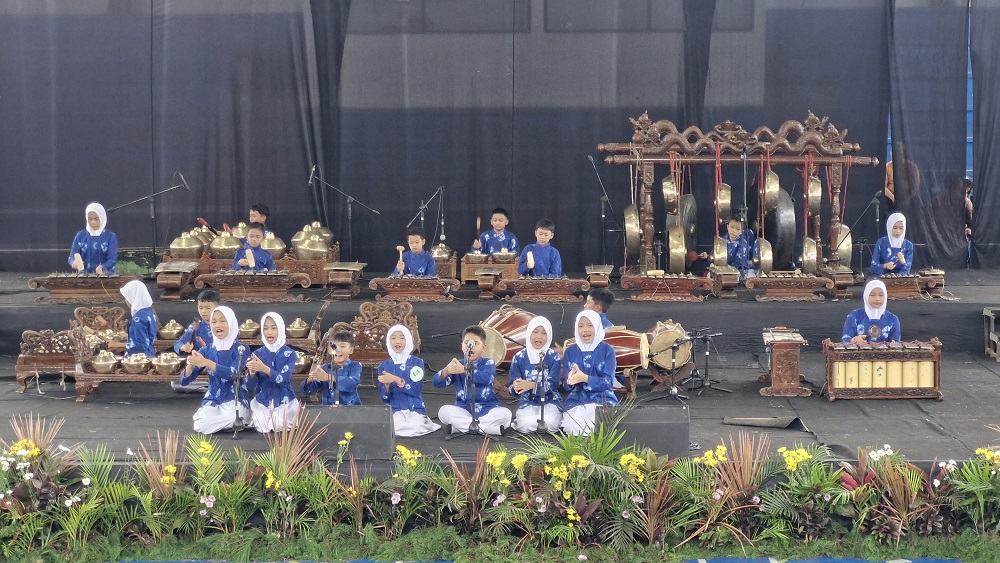 Peserta lomba karawitan adu bakat di depan juri lomba karawitan yang digelar di GOR Samapta Kota Magelang, Kamis (6/11/2025).