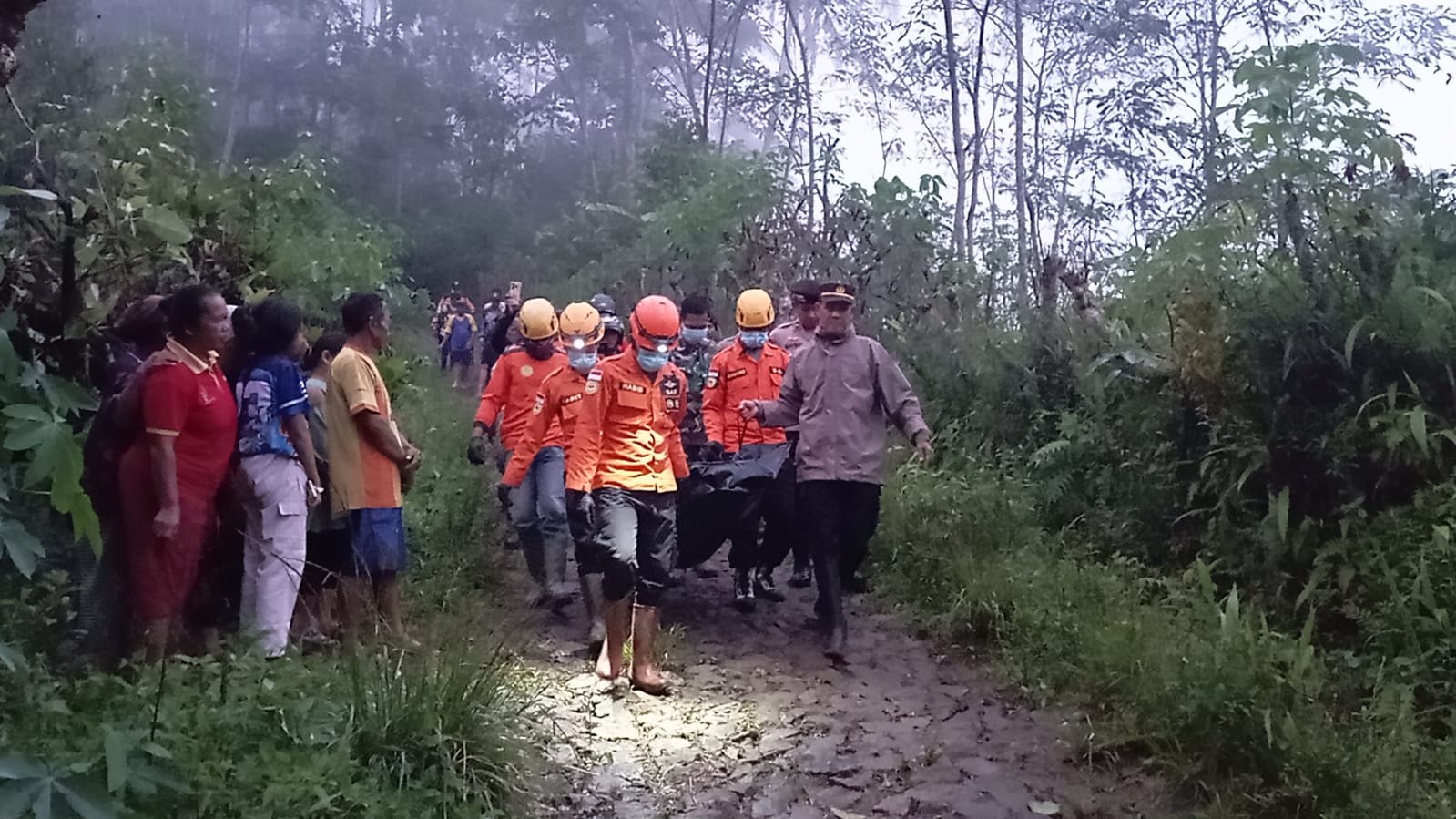 Jenazah lansia warga Kalialang, Kalibawang dievakuasi oleh petugas dari kebun jahe wilayah Kecamatan Kaliwiro.