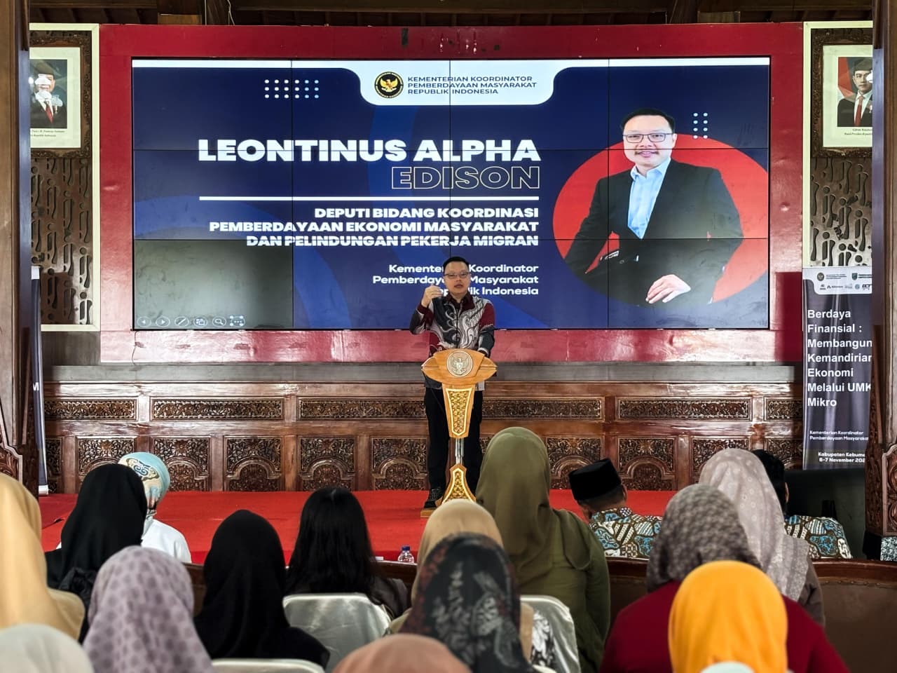 Deputi Bidang Koordinasi Pemberdayaan Ekonomi Masyarakat dan Pelindungan Pekerja Migran Kemenko Pemberdayaan Masyarakat Leontinus Alpha Edison membuka Pelatihan Berdaya Finansial di Kebumen.