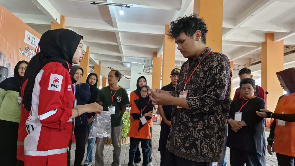 Peserta  Disaster Awareness Community Competition (DACC) bersiap mengikuti lomba, di basement Stadion dr Moch Soebroto, Kamis (6/11/2025).