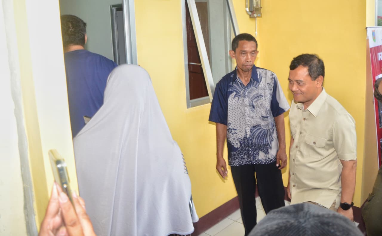 Gubernur Jawa Tengah Ahmad Luthfi meninjau rumah yang diperbaiki dari CSR PT Djarum di Kudus bersama Menteri Perumahan dan Kawasan Permukiman (PKP) RI Maruarar Sirait.
