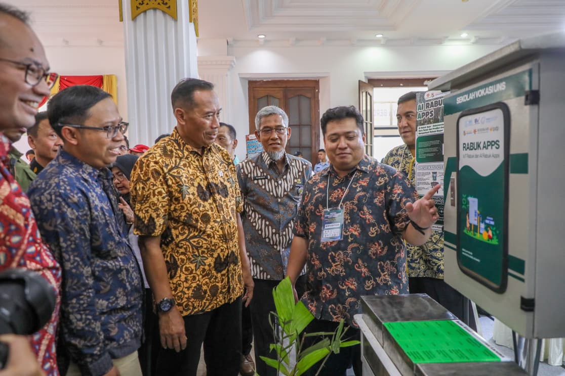 Sekda Jawa Tengah Sumarno mengunjungi stan  di Festival Panen Raya Berdikari Jawa Tengah Tahun 2025, di Wisma Perdamaian, Kota Semarang, Kamis (6/11/2025).
