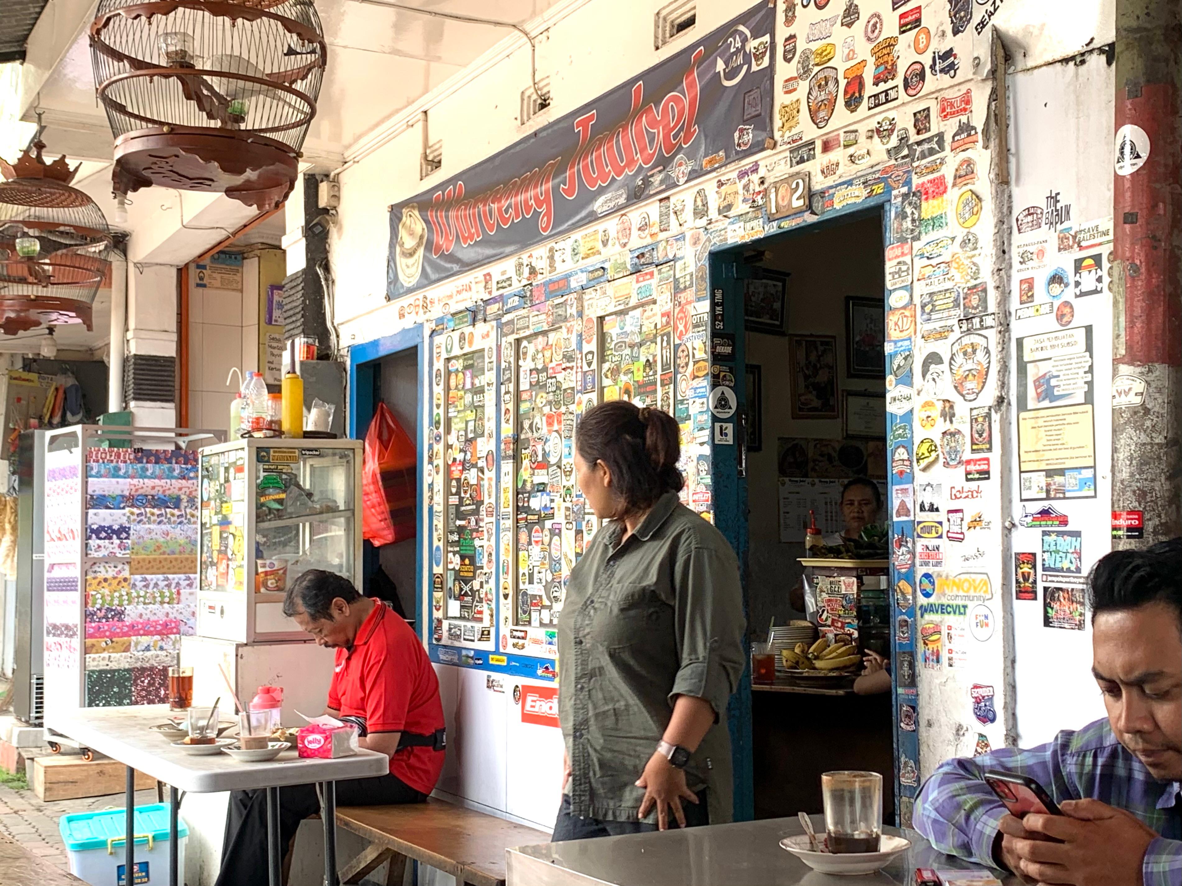 Tampak suasana depan Waroeng Jadoel Temanggung