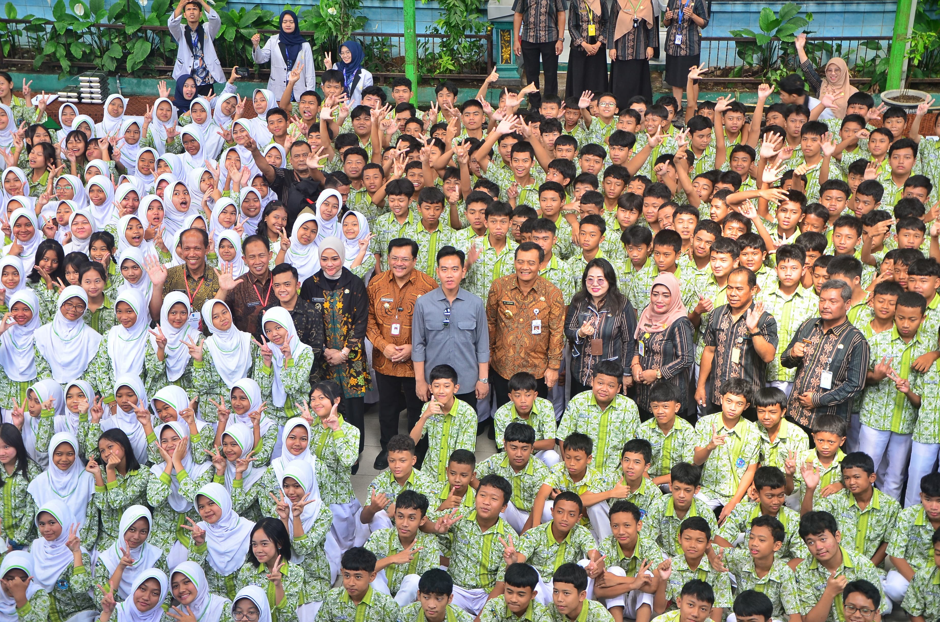 Gubernur Jateng Ahmad Luthfi bersama Wakil Presiden Gibran Rakabuming Raka di SMPN 9 Salatiga.