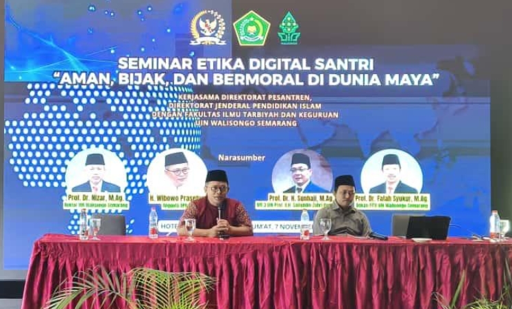 Anggota DPR RI Wibowo Prasetyo saat menjadi pembicara dalam Seminar Etika Digital Santri: Aman, Bijak, Dan Bermoral di Dunia Maya di Hotel Dafam Wonosobo, Jumat (7/11/2025)