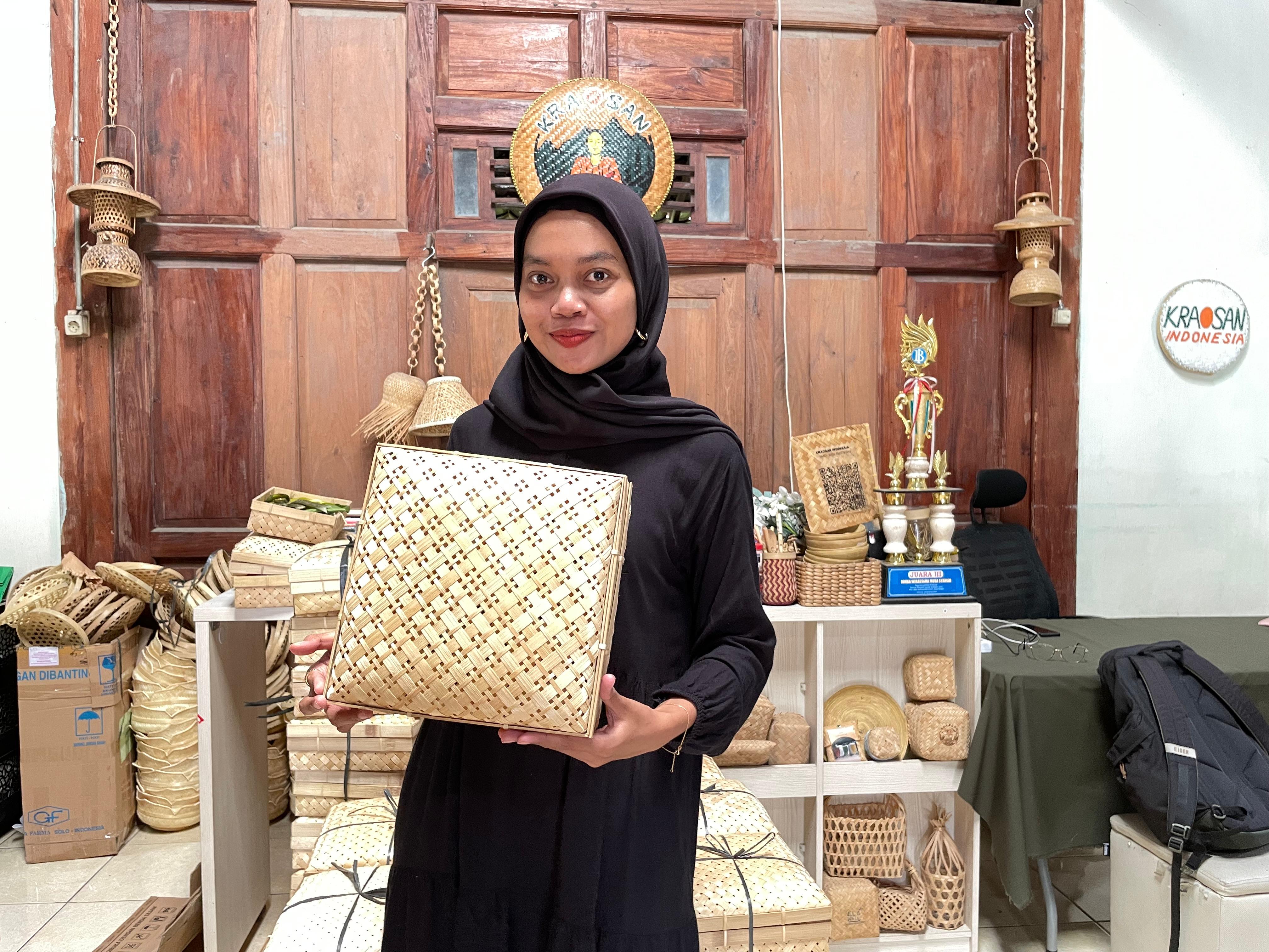 Tri Buana Desy Ariyanti, pendiri KRAOSAN, menunjukkan salah satu produk anyaman bambu hasil karya pengrajin desa di Borobudur, Magelang. Melalui KRAOSAN, Desy memberdayakan perempuan desa agar mandiri