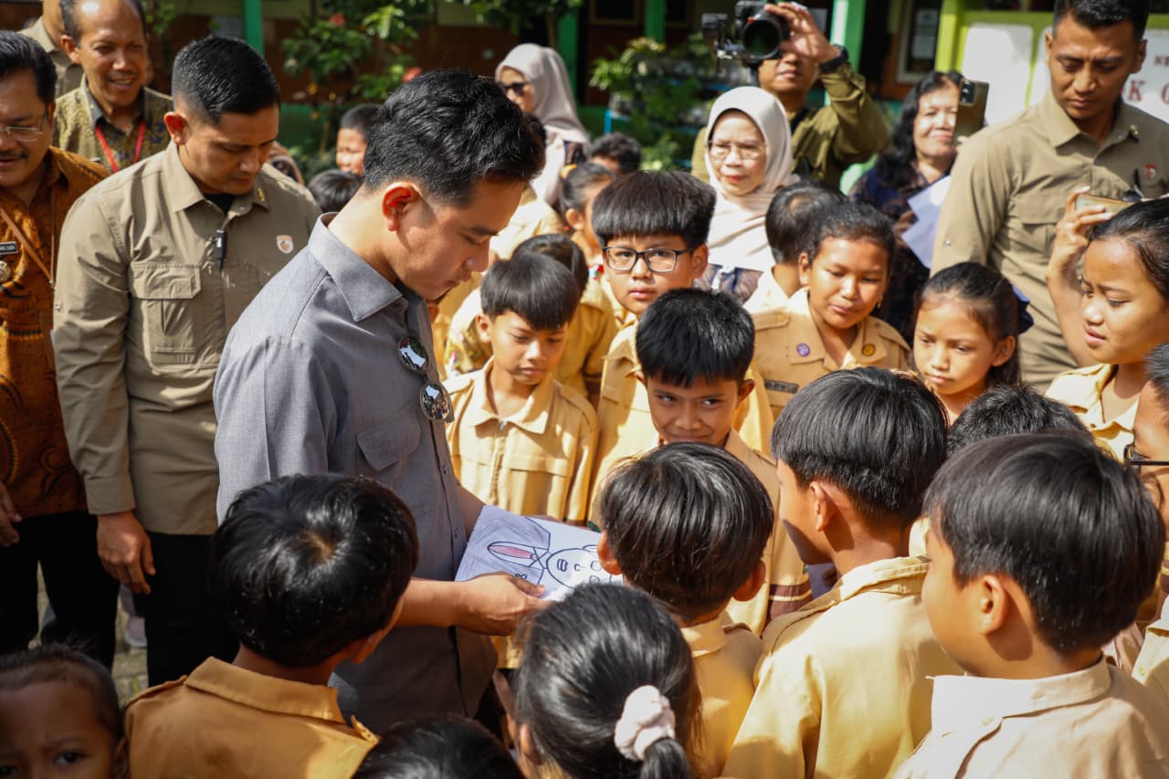 Wakil Presiden Gibrabn Rakabuming Raka berkunjung ke SDN Ledok 05 Salatiga, Jumat (7/11/2025).