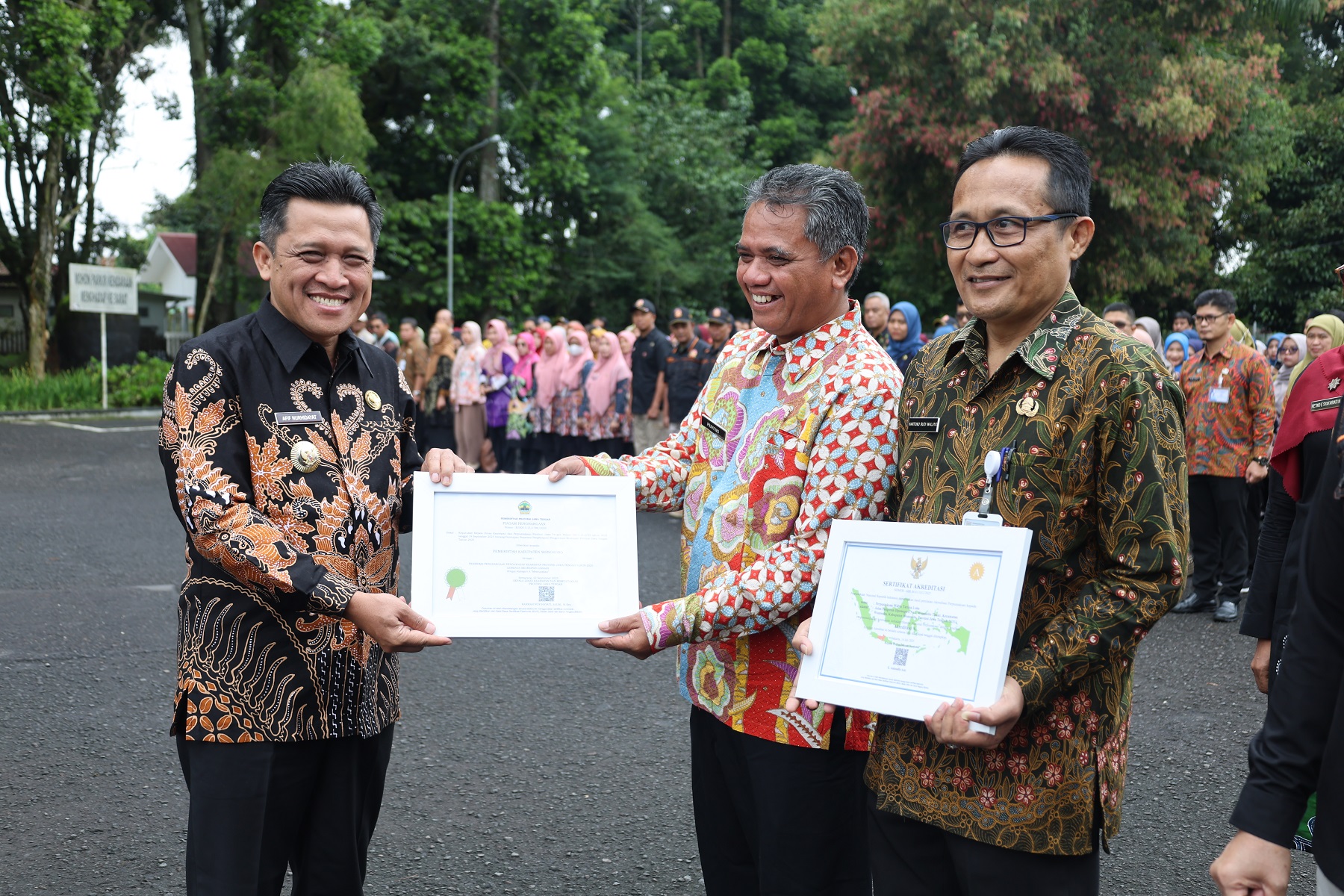 Bupati Wonosobo Afif Nurhidayat menyerahkan penghargaan kepada lima OPD atas hasil Pengawasan Kearsipan Perangkat Daerah Kabupaten Wonosobo 2025.