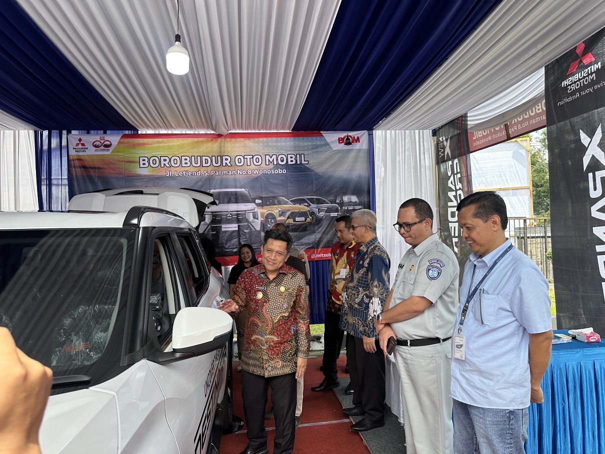 Bupati Wonosobo Afif Nurhidayat saat membuka Wonosobo Government Auto Show (GAS) 2025 di halaman Samsat Wonosobo.