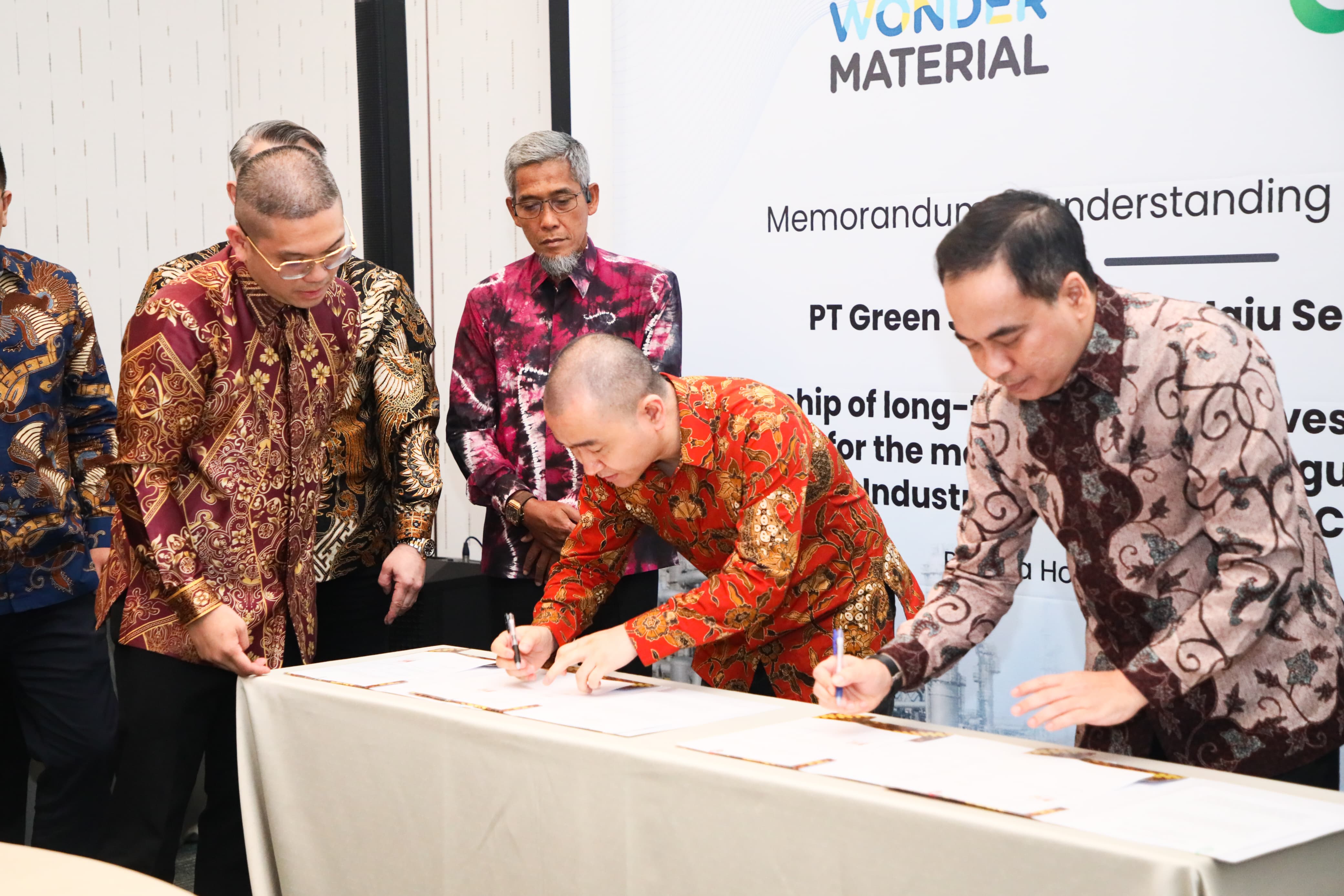 Penandatanganan kerja sama PT Maju Selaras Sejahtera (Indonesia) dengan PT Green Java Solution (Malaysia) disaksikan Sekda Jateng Sumarno di Hotel Padma, Jumat 7/11/2025).