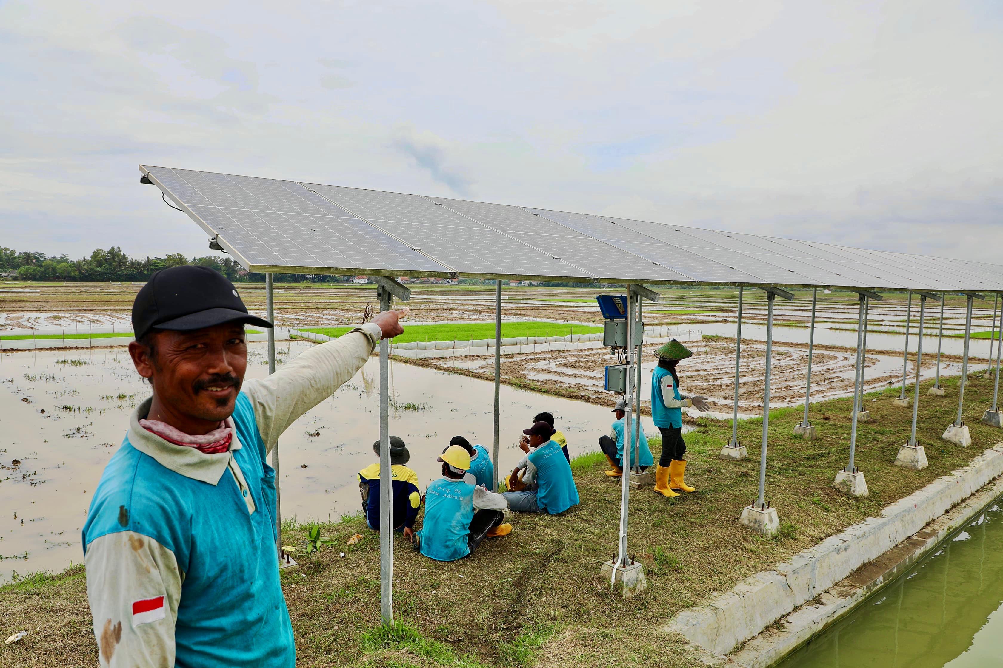 Petani Desa Adikarta Kecamatan Adipala cilacap menunjukkan panel surya bantuan Provinsi Jawa Tengah.