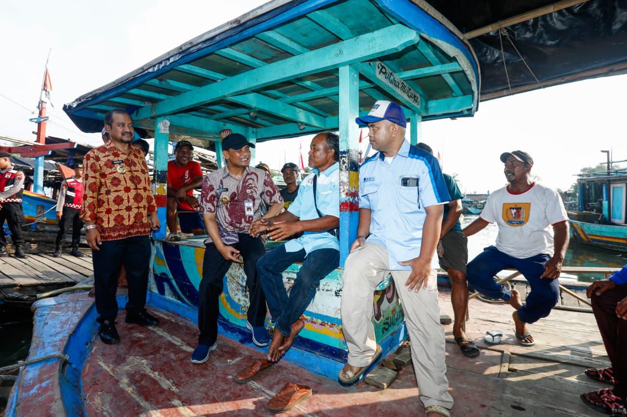 Gubernur Jawa Tengah Ahmad Luthfi berbincang dengan nelayan.