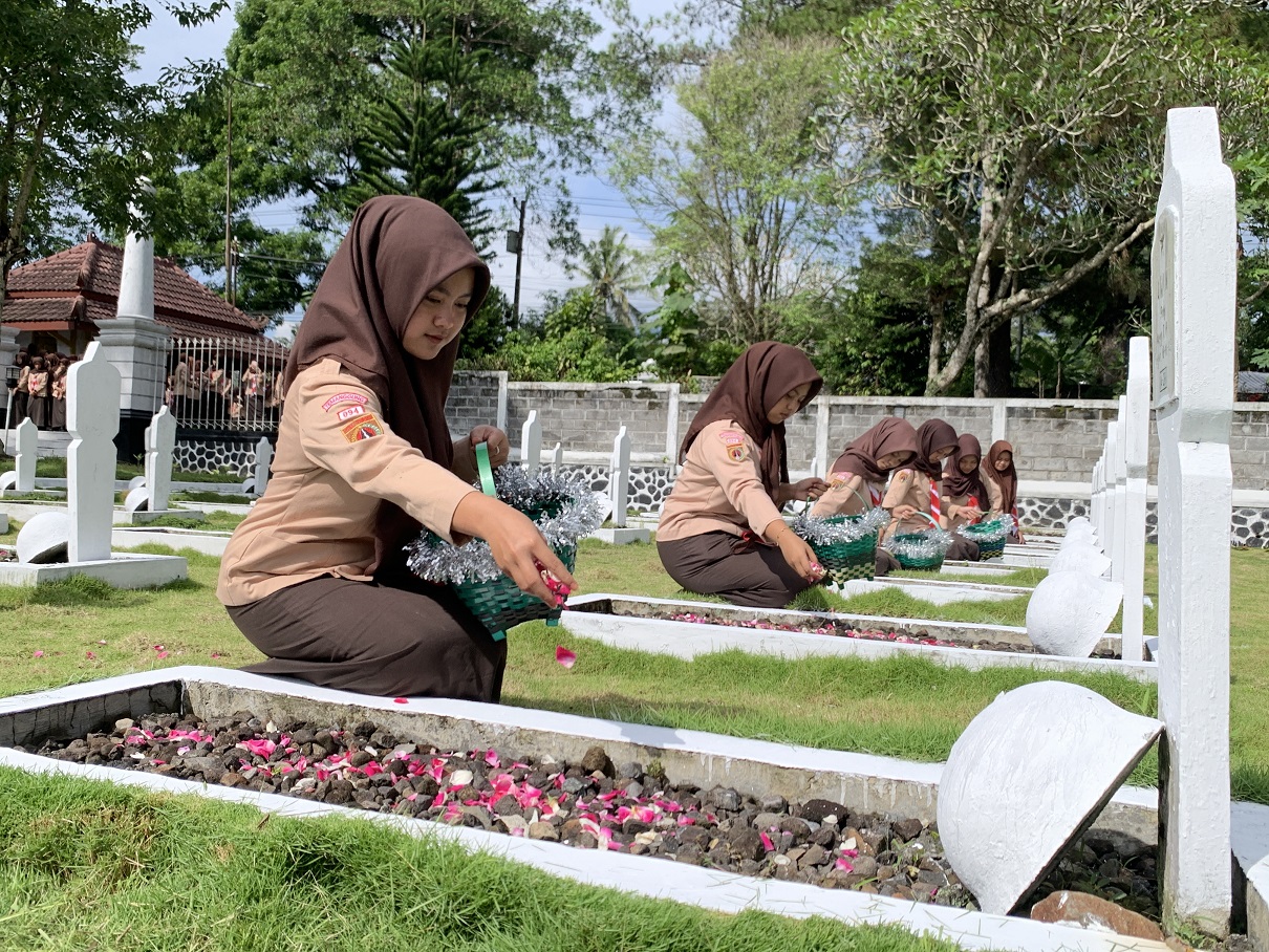 Siswa-siswi SMK 17 Temanggung melakukan tabur bunga di Taman Makam Pahlawan, Jumat (7/11/2025).