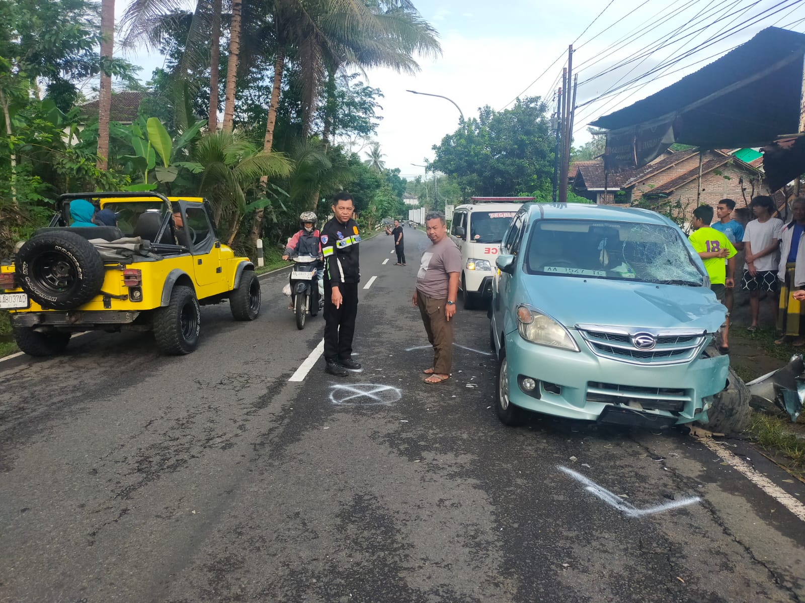 Anggota Gakkum Satlantas Polresta Magelang saat menunjukkan titik TKP laka adu banteng pada Minggu (9/11/2025) pagi.