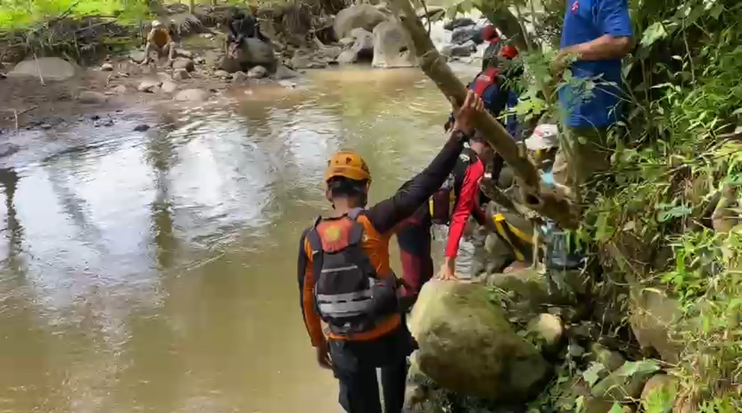 Tim gabungan lakukan pencarian seorang yang hilang pada Sabtu (8/11) kemarin dengan menyusuri sungai semawang, Bandongan, Kabupaten Magelang, Minggu (9/11)