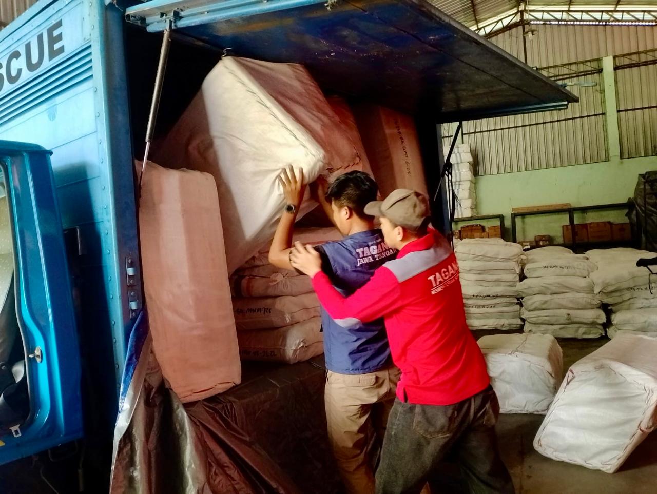 Pemprov Jateng mengirim bantuan untuk warga Bumiayu Brebes yang terkena banjir.