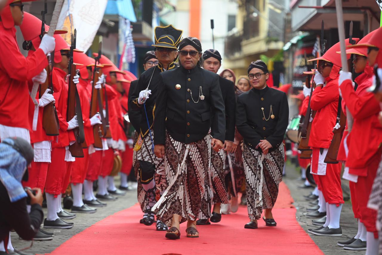 Bupati Agus Setyawan dalam prosesi Boyong Menoreh, Minggu (9/11/2025).