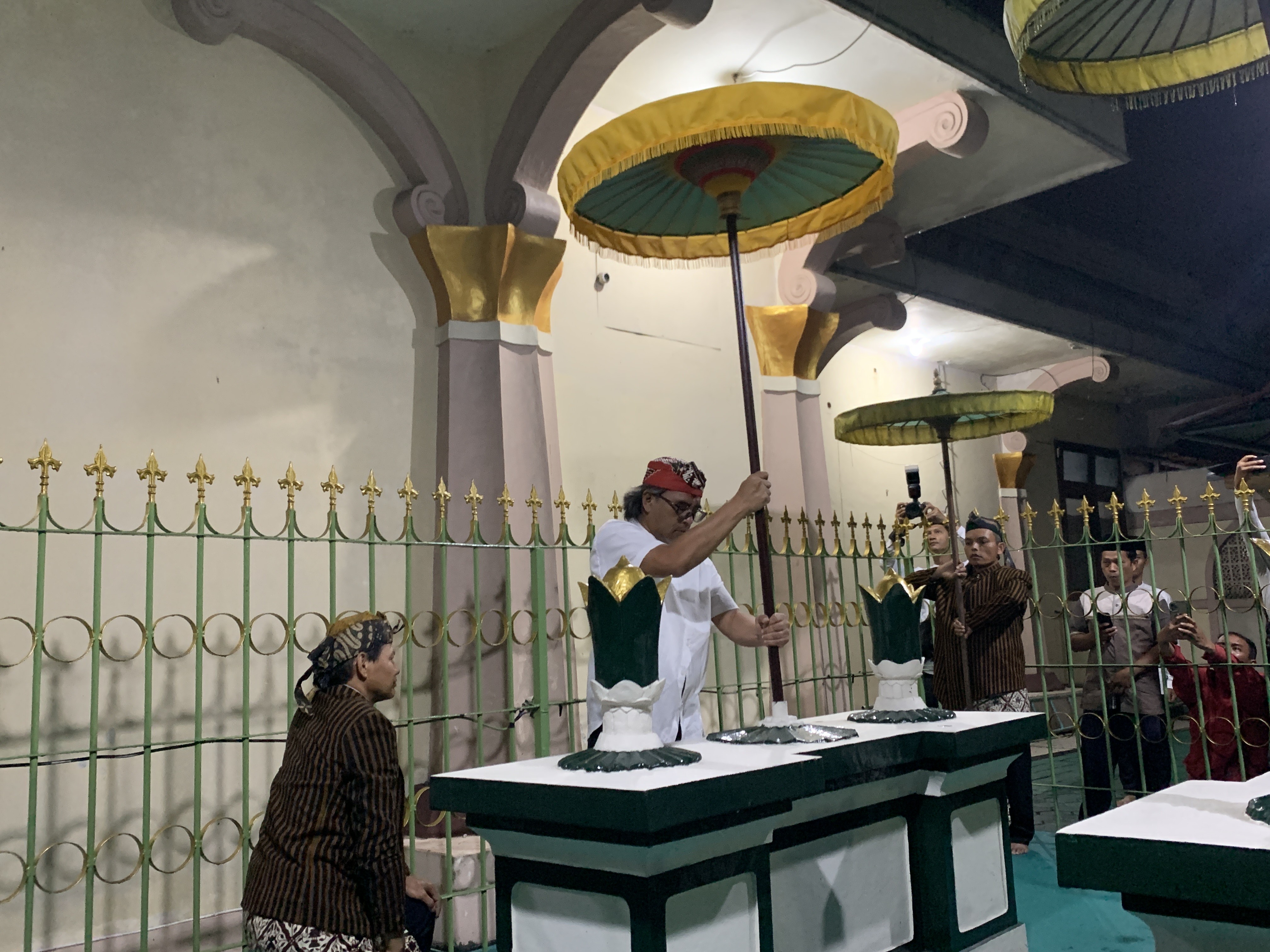 Bupati  Temanggung Agus Setyawan mengikuti prosesi penggantian Songsong Djojonegoro di makam bupati pertama di kompleks Masjid Darussalam, Minggu (9/11/2025) malam.