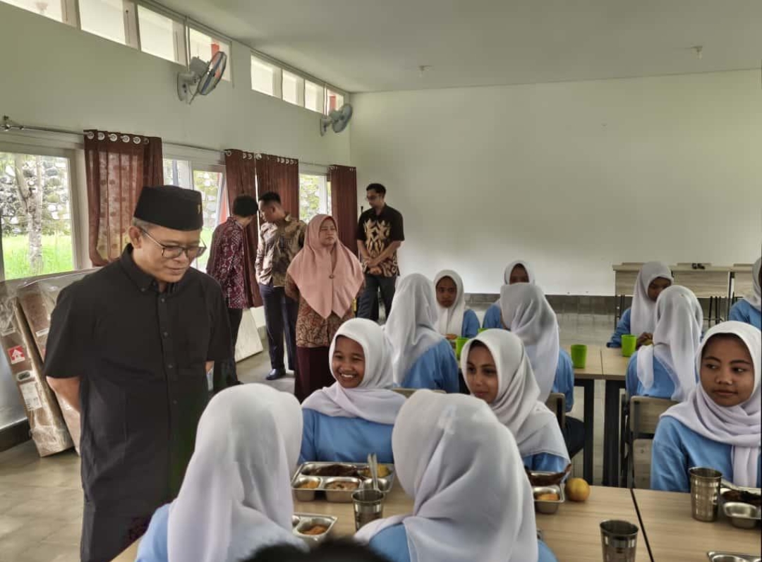 Anggota DPR RI Fraksi PDI Perjuangan Wibowo Prasetyo saat melakukan kunjungan kerja ke SRMA 15 Tegalrejo, Kabupaten Magelang, Sabtu (8/11/2025).