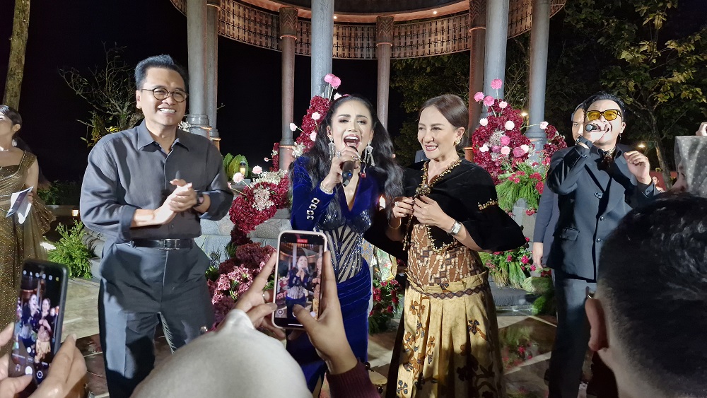 Diva pop Indonesia Kris Dayanti saat konser intim bersama penggemarnya di Plataran Borobudur, Sabtu (8/11/2025).  &nbsp;