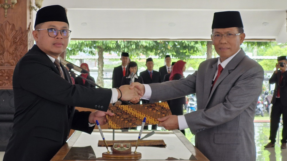 Larsita menerima SK penetapan dirinya sebagai Pj Sekda Kota Magelang, Senin (10/11/2025), di Pendopo Pengabdian.
