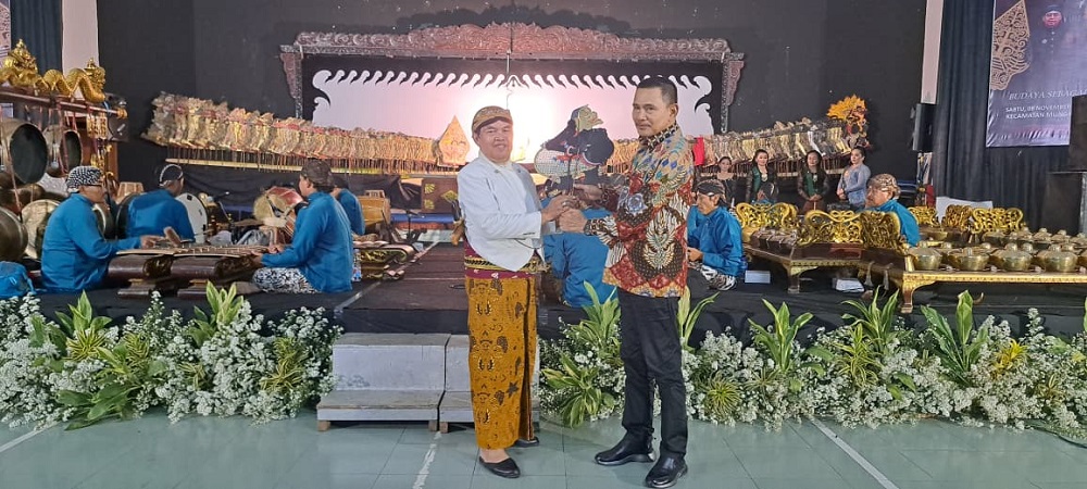 Ketua DPRD Kabupaten Magelang Sakir menyerahkan tokoh wayang Semar kepada dalang Ki Pono Carito dalam Gelar Budaya DPRD Kabupaten Magelang  di Balai Desa Paremono, Mungkid, Sabtu (8/11/2025).