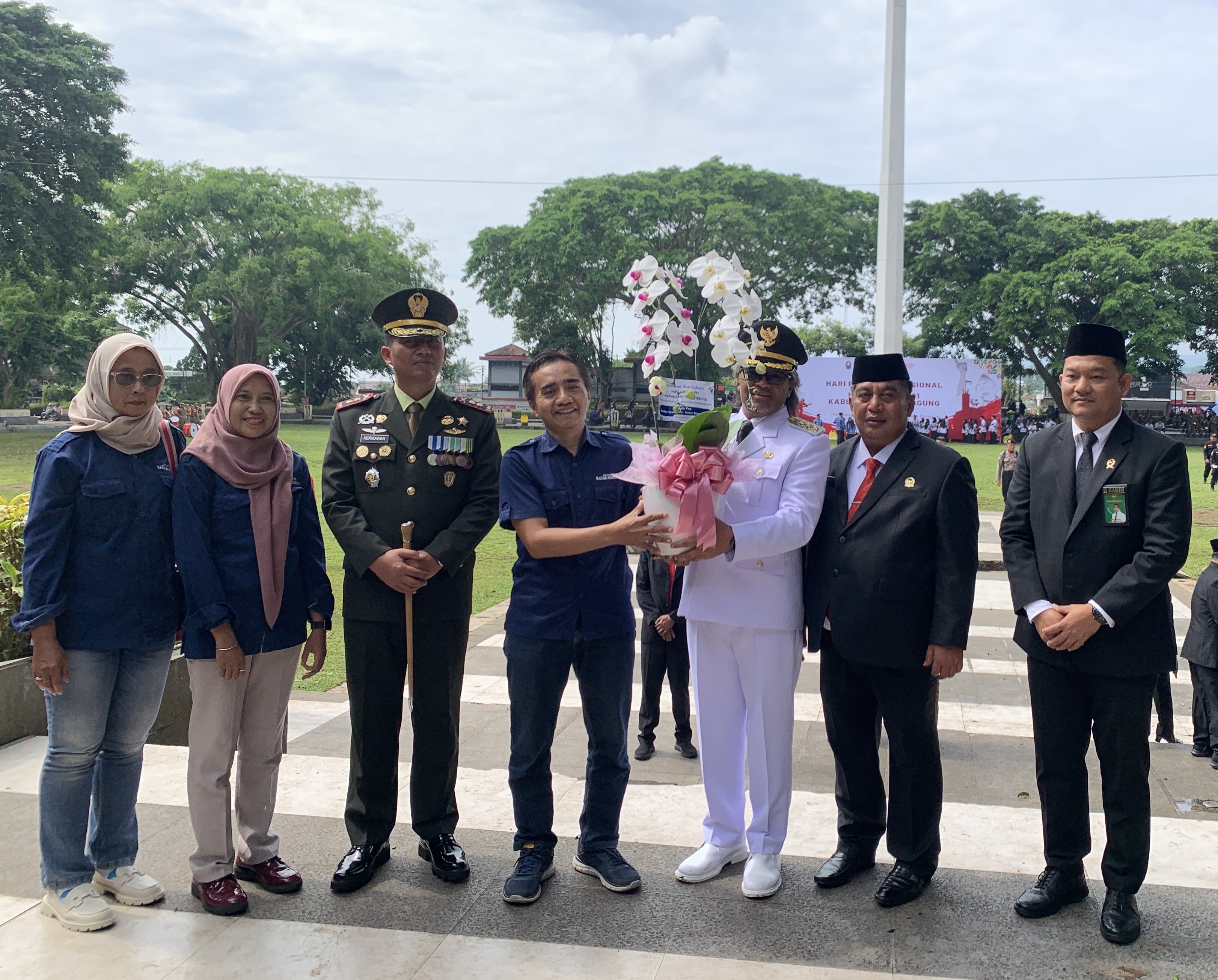 Jajaran manajemen Jawa Pos Radar Semarang Biro Magelang menyerahkan bunga anggrek ucapan Hari Jadi Ke-191 Kabupaten Temanggung, Senin (10/11/2025) kepada Bupati Agus Setyawan dan forkompimda.