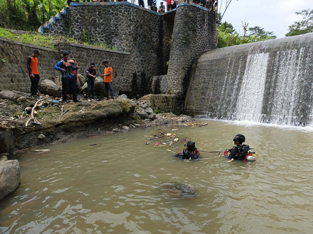 Tim gabungan melakukan penyelaman untuk mencari Muhammad Nazdir, 45, warga Dusun Salakan, Desa Gandusari, Kecamatan Bandongan yang dilaporkan hilang.