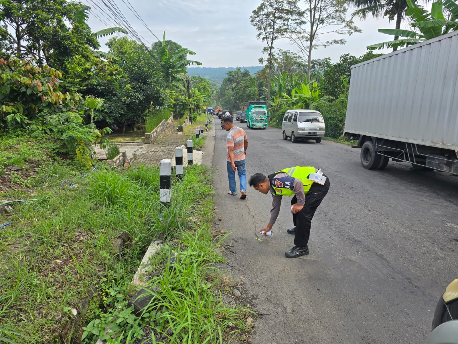 Petugas Satlantas Polres Temanggung saat olah TKP lokasi laka lantas di Bejen, Temanggung, Senin (10/11/2025).