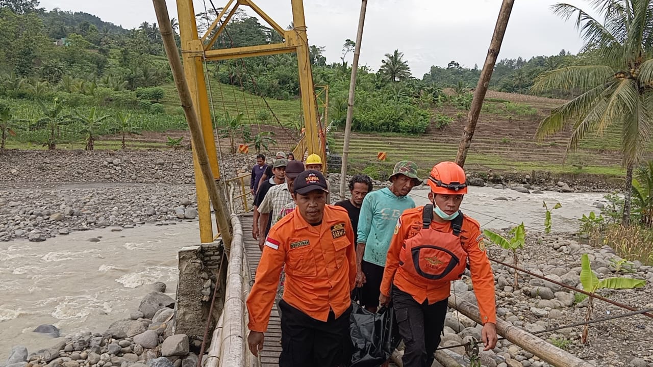 Petugas  mengevakuasi jenazah warga Kaliguwa yang tewas terserat air ketika menyeberang sungai, Senin (10/11/2025).